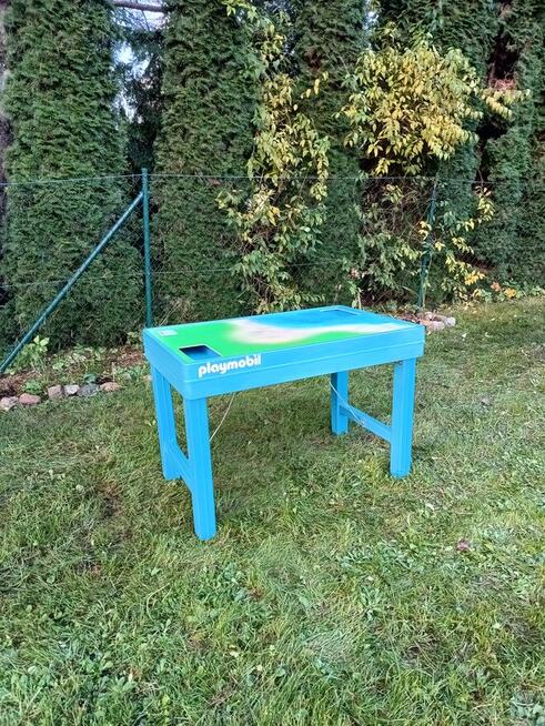 Stół planszowy firmy Playmobil z pojemnikiem na klocki.