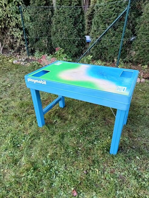 Stół planszowy firmy Playmobil z pojemnikiem na klocki.
