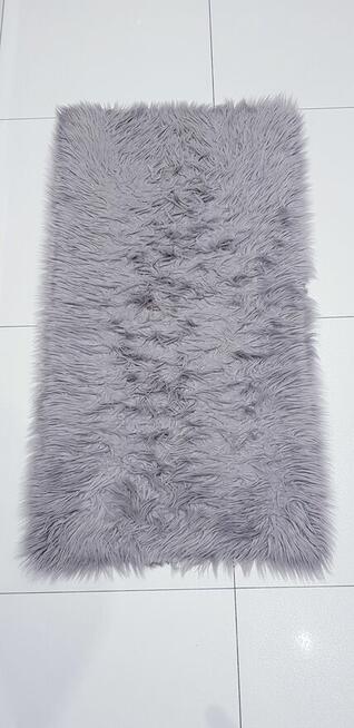 Futrzasty dywanik do wyczesania
