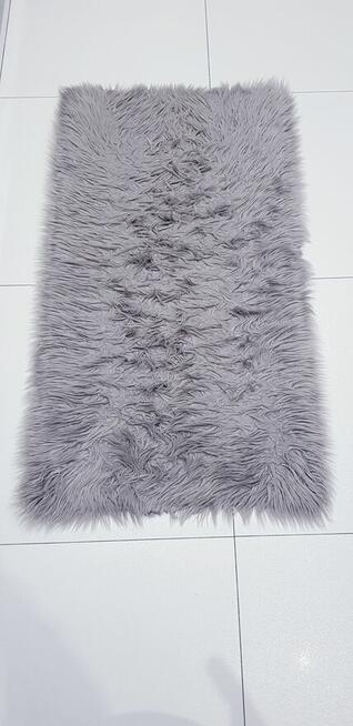 Futrzasty dywanik do wyczesania