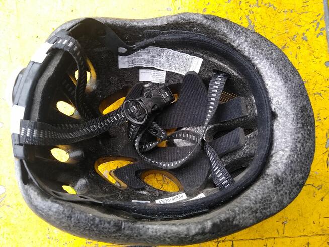 Kask dziecinny, rowerowy, 25 zł.