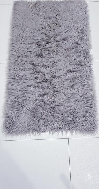 Futrzasty dywanik do wyczesania