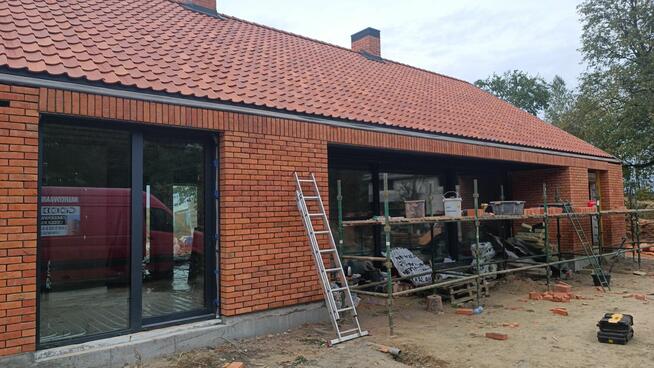 PRZYJMĘ POMOCNIKA PRZY MUROWANIU CEGŁY KLINKIEROWEJ