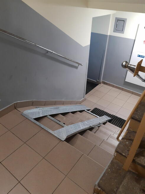 Podjazdy na schody dla wózków inwalidzkich