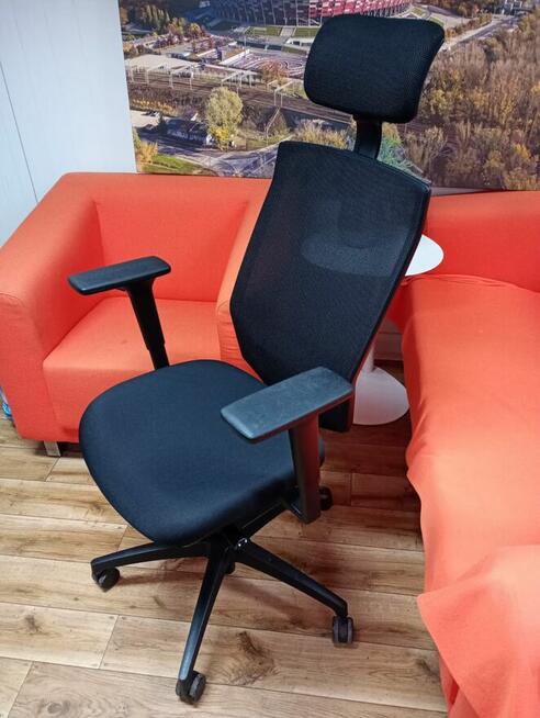 Fotel biurowy czarny Dauphin z zagłówkiem fotele krzesła