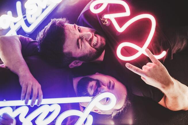 Pracownik produkcji - składanie świecących ledonów