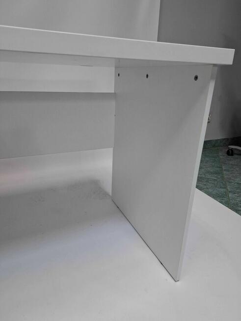 Biurko proste 140x70 z maskownicą białe