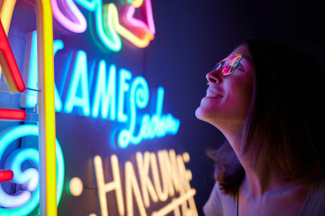 Pracownik produkcji - składanie świecących ledonów