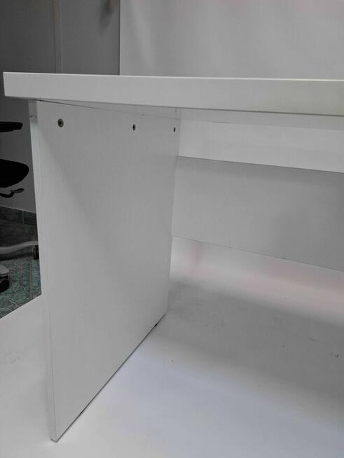 Biurko proste 140x70 z maskownicą białe