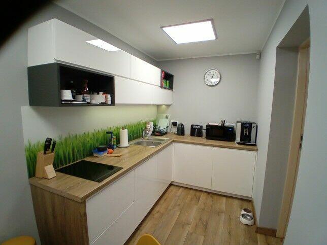 Magazyny, biura, parking w cenie