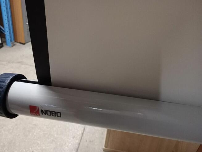 Ekran projekcyjny NOBO na trójnogu 175x130cm biały