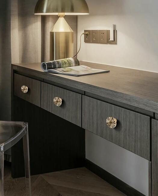 Uchwyt meblowy półokrągły i gałka z serii FLOWERS