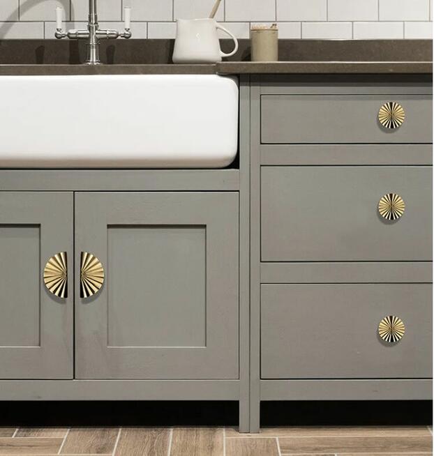 Uchwyt meblowy półokrągły i gałka z serii FLOWERS