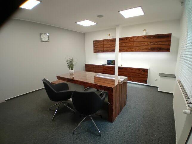 Magazyny, biura, parking w cenie