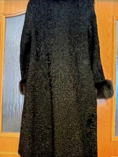 Sprzedam futro z karakułów używane .