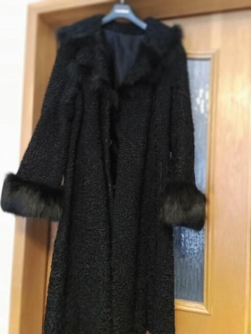 Sprzedam futro z karakułów używane .