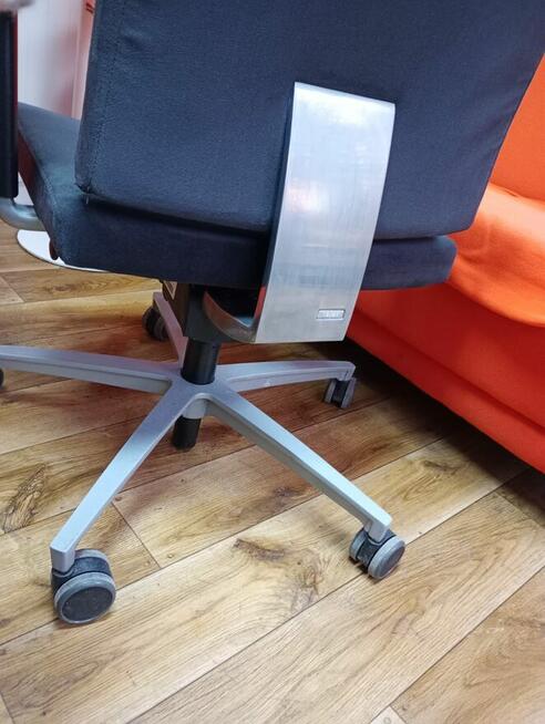 Fotel obrotowy z zagłówkiem BEJOT fotele krzesła obrotowe