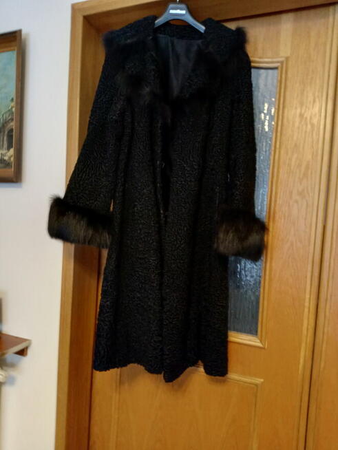 Sprzedam futro z karakułów używane .