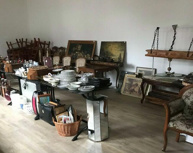 Loppis ze Szwecji z towarem i samochód Volvo XC 70 rok 2004