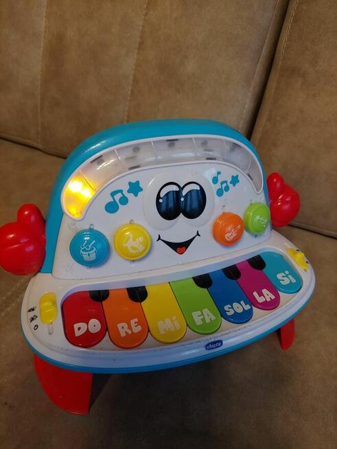 Wesoła orkiestra Chicco świeci, gra.