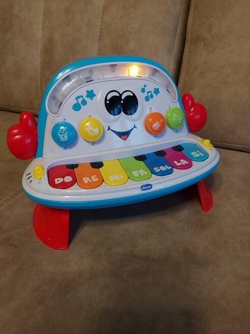 Wesoła orkiestra Chicco świeci, gra.