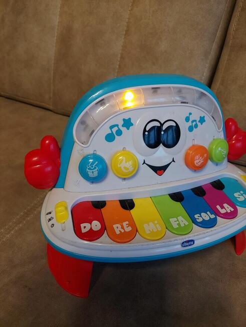 Wesoła orkiestra Chicco świeci, gra.