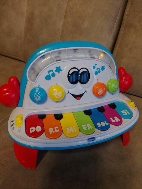 Wesoła orkiestra Chicco świeci, gra.