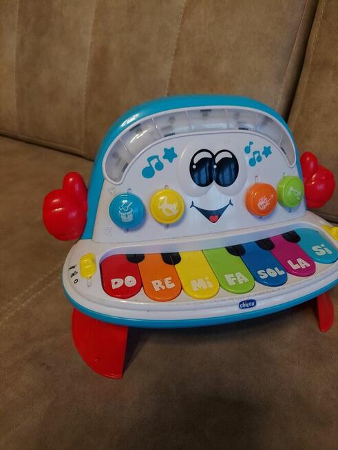 Wesoła orkiestra Chicco świeci, gra.