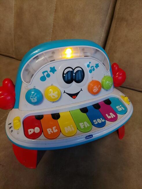 Wesoła orkiestra Chicco świeci, gra.