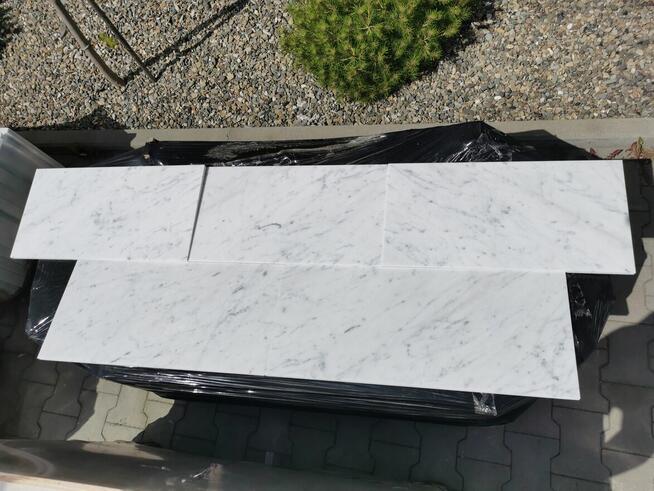 Płytki marmurowe Carrara Bianco pasy 1 cm poler