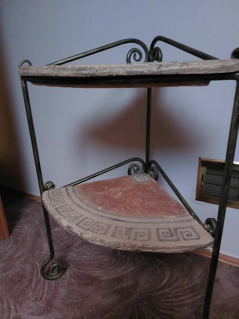 Stolik, regał na książkę, kwiaty