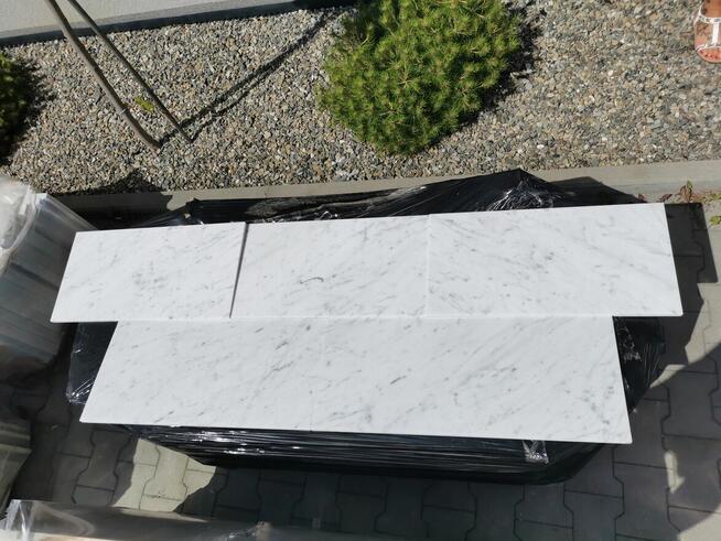 Płytki marmurowe Carrara Bianco pasy 1 cm poler