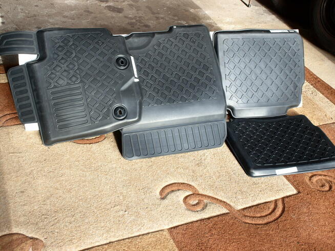 Sprzedam dywany samochodowe do Suzuki