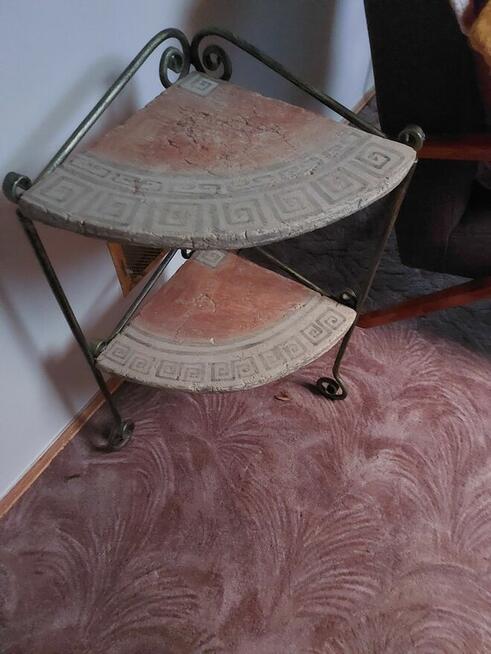 Stolik, regał na książkę, kwiaty