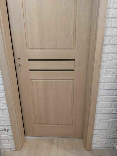 Drzwi pokojowe łazienkowe 80 DRE Piano dąb bielony ryfla