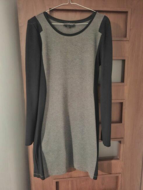 Sukienka Reserved dopasowana ze wstawką rozm. L