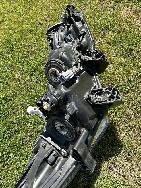 Komplet przednich lamp Toyota Corolla 2015 lekko uszkodzone