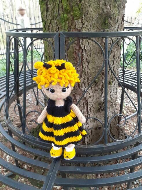 Lalka pszczółka na szydełku