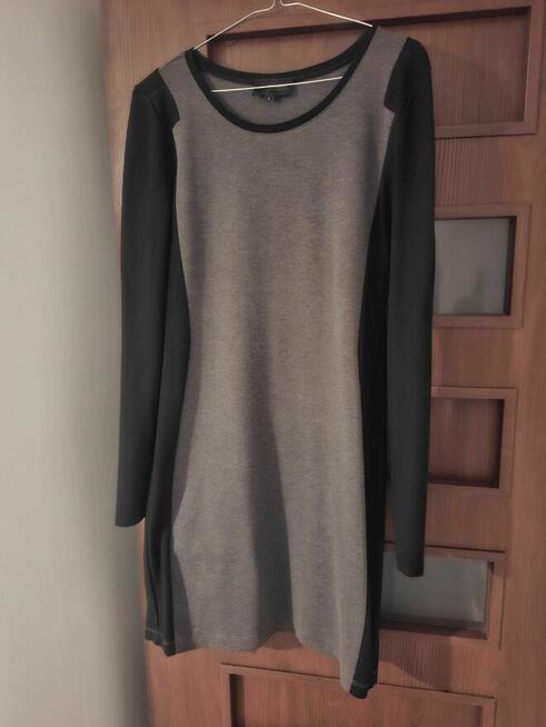 Sukienka Reserved dopasowana ze wstawką rozm. L