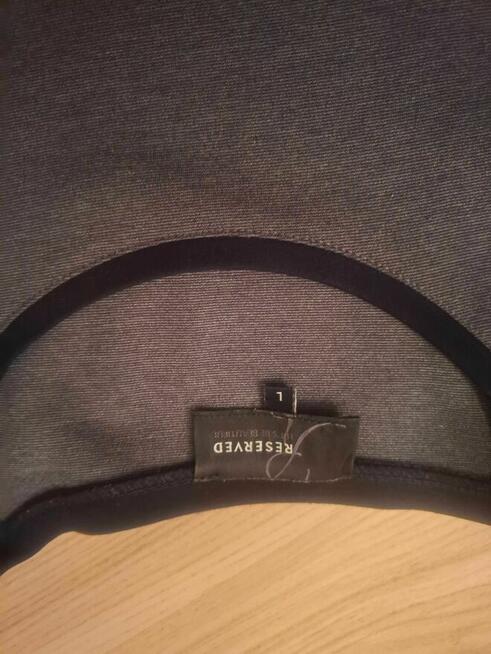 Sukienka Reserved dopasowana ze wstawką rozm. L