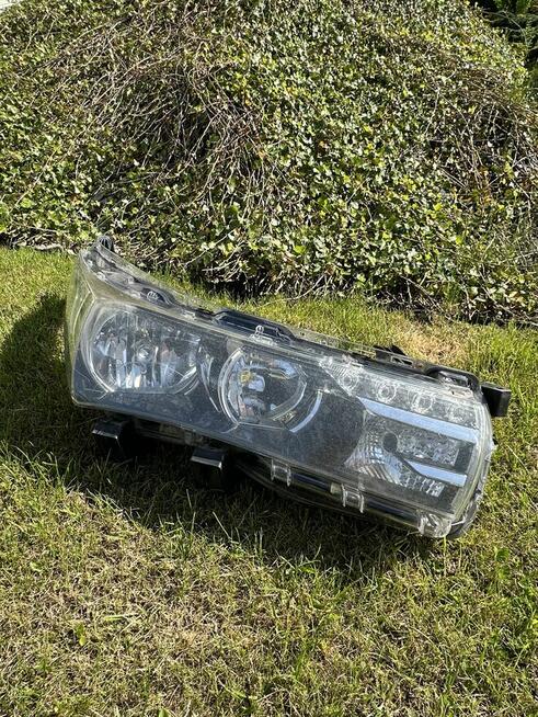 Komplet przednich lamp Toyota Corolla 2015 lekko uszkodzone