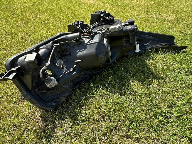 Komplet przednich lamp Toyota Corolla 2015 lekko uszkodzone