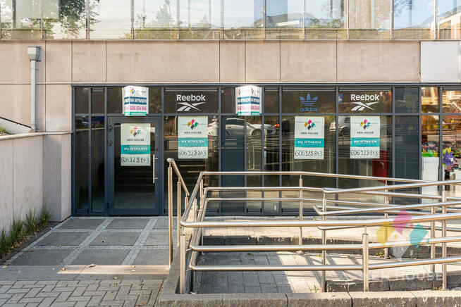 Lokal z witrynami Centrum z miejscami postoj.