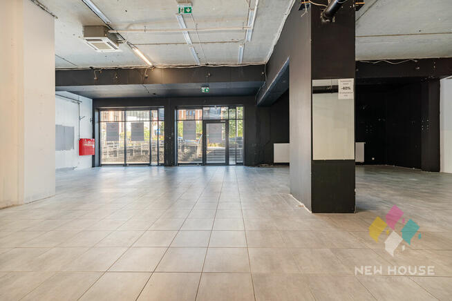 Lokal z witrynami Centrum z miejscami postoj.