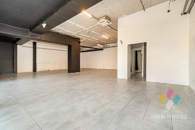 Lokal z witrynami Centrum z miejscami postoj.