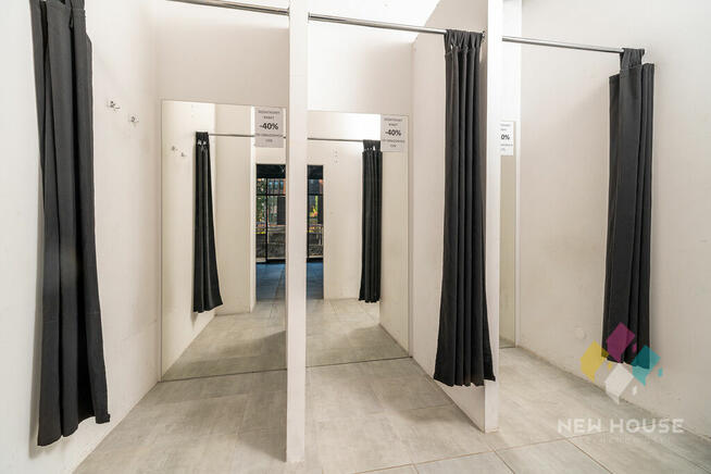 Lokal z witrynami Centrum z miejscami postoj.