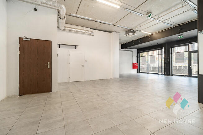 Lokal z witrynami Centrum z miejscami postoj.