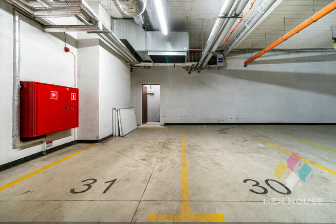 Lokal z witrynami Centrum z miejscami postoj.