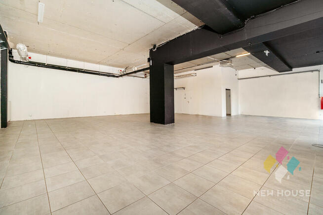 Lokal z witrynami Centrum z miejscami postoj.