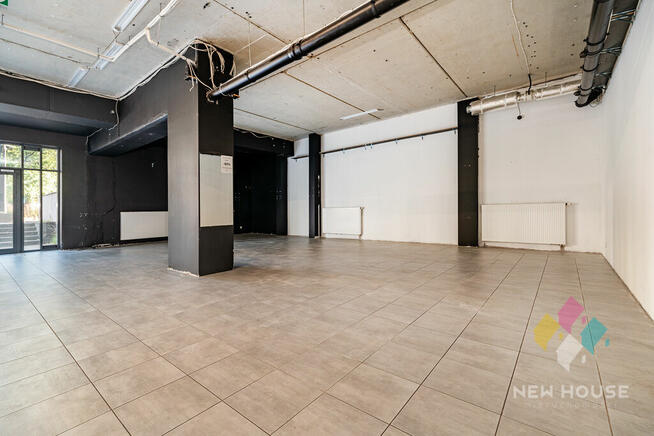 Lokal z witrynami Centrum z miejscami postoj.